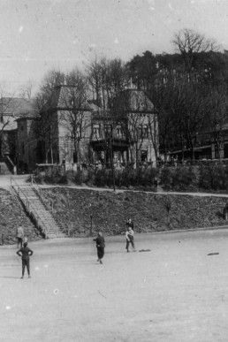 Lohsenburg mit Sportplatz