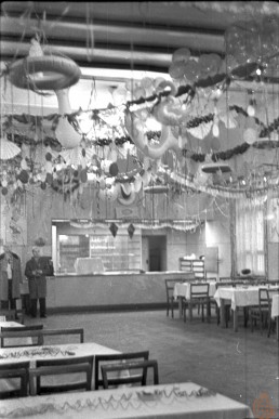 Geschmückter Saal im "Schwarzen Bär"