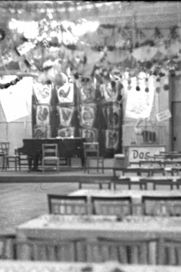 Geschmückter Saal im "Schwarzen Bär"