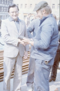 Übergabe der Kapsel aus dem Turmknopf