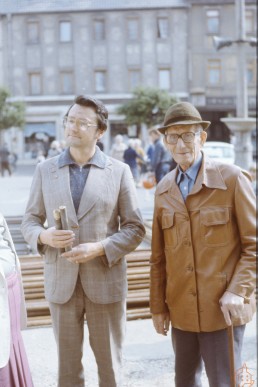 Frank Trummer mit Dokumenten aus Turmknopf