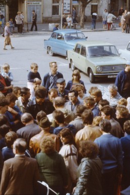 Interessierte Bürger bei Demontage des Turmknopfes