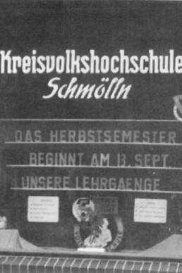 Schaufenster des Büros der Kreisvolkshochschule