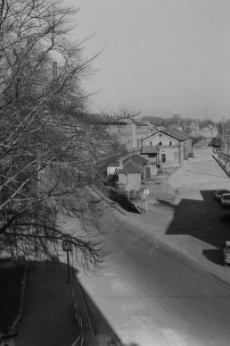 Blick vom Schillerplatz auf das Bahngelände mit Bahnhof