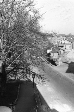 Blick vom Schillerplatz auf das Bahngelände mit Bahnhof