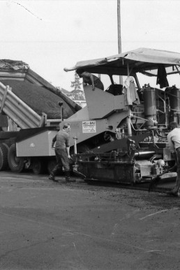 Straßenbauarbeiten auf dem Bahngelände durch die Firma Heli-Bau