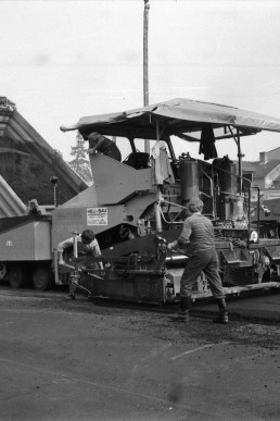 Straßenbauarbeiten auf dem Bahngelände durch die Firma Heli-Bau