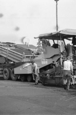 Straßenbauarbeiten auf dem Bahngelände durch die Firma Heli-Bau