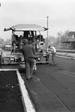 Straßenbauarbeiten auf dem Bahngelände durch die Firma Heli-Bau