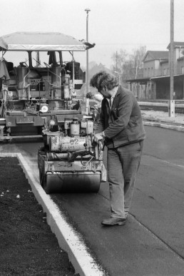 Straßenbauarbeiten auf dem Bahngelände durch die Firma Heli-Bau