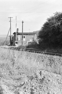 Bahnübergang mit Bahnwärterhäuschen