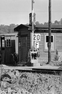 Bahnübergang mit Bahnwärterhäuschen