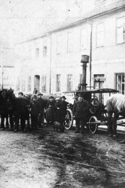Fäkalienabfuhrf auf dem Kirchplatz