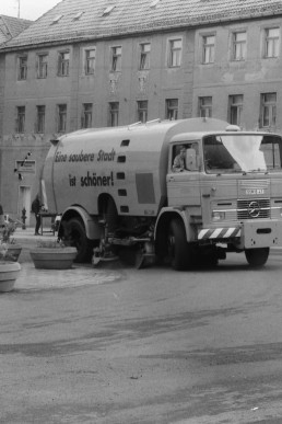 Kehrmaschine beim Reinigen des Marktes