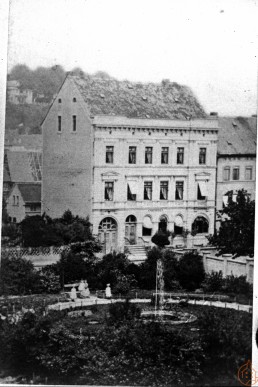 Stadtapotheke mit Parkanlage