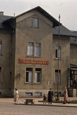 Blick aus Richtung Bahnhof auf die Poliklinik