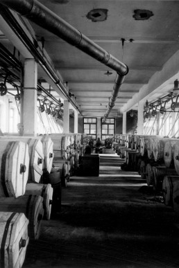 Trommelpoliererei in der Knopffabrik Valentin Donath