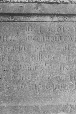 Schrifttafel an der Friedhofsmauer.