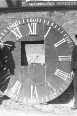 Das abmontierte Ziffernblatt der Stadtkirche St. Nicolai