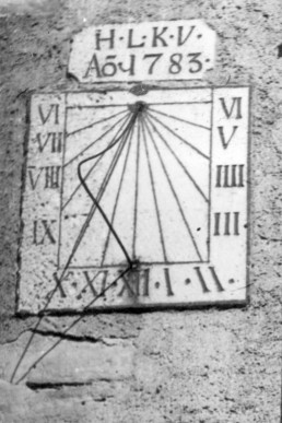 Sonnenuhr an der Kirche in Zschernitzsch