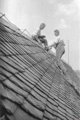 Dachdecker auf dem Dach der Schmöllner Stadtkirche St. Nicolai