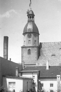Dachdecker auf der Kirchturmspitze der Schmöllner Stadtkirche  St. Nicolai, Gebäude in der Pforte