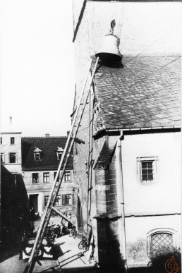 Transport der neuen Glocke in den Turm zum Einbau