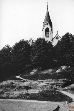 Blick vom Park auf die Katholische Kirche