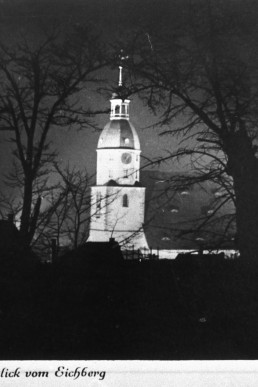 Blick vom Eichberg auf die angeleuchtete Stadtkirche