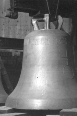 Glocken der Stadtkirche St. Nicolai im Erdgeschoss des Turms kurz vor dem Aufziehen