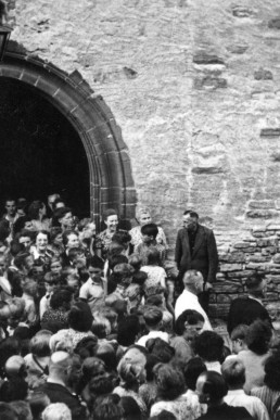 Menschenansammlung anläßlich der Glockenankunft