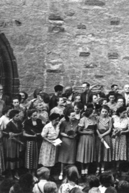 Kirchenchor vor der Stadtkirche St. Nicolai bei der Glockenankunft