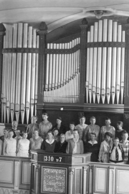 Frauenchor vor der Jehmlich-Orgel