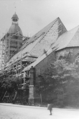 Blick aus Richtung Gößnitzer Straße zur eingerüsteten Stadtkirche