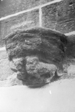 Konsole an der Außenmauer der Stadtkirche St. Nicolai