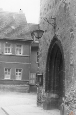 Seitliche Sicht auf den Haupteingang der Stadtkirche St. Nicolai