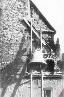 Hochziehen der neuen Glocke zum Einbau