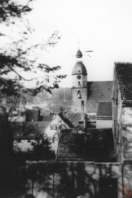 Blick vom Eichberg auf die Stadtkirche St. Nicolai während des Hochziehens der Glocke