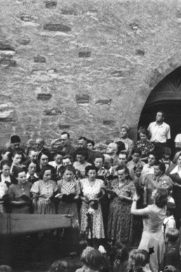 Auftritt des Kirchenchores vor der Stadtkirche St. Nicolai zur  Glockenweihe
