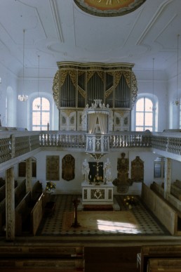 Blick in den Altarraum mit Silbermann-Orgel in der Kirche in Ponitz