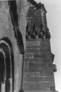 Strebepfeiler mit Fialfries an der  Stadtkirche St. Nicolai