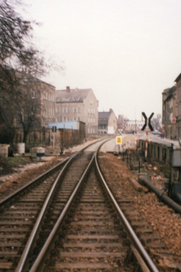 Gleise am Bahnübergang Schillerplatz in Richtung Amtsplatz