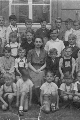Klassenfoto mit Lehrerin