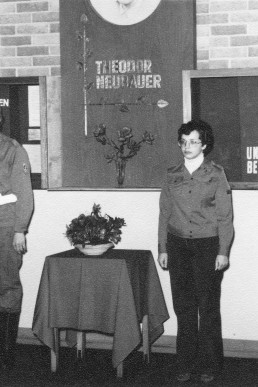 Ehrenwache an Ehrentafel