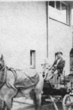 Pferdefuhrwerk am Schillerplatz