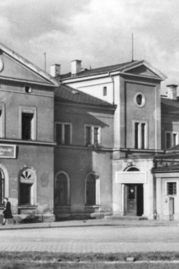 Bahnhofsgebäude von der Vorderseite