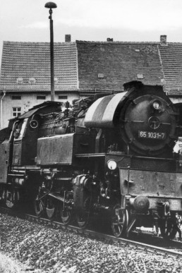 Personenzug mit Dampflokomotive