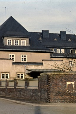 Postgebäude mit Katholischer Kirche im Hintergrund