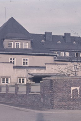Postgebäude mit Katholischer Kirche im Hintergrund
