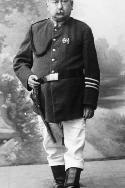 Ein Mitglied der Militärfeuerwehr